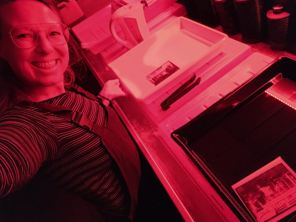 Analoge fotografie is opnieuw populair, vooral bij jonge fotografen. - https://www.tiktok.com/@vtmnieuws_be/video/7686069020310719766