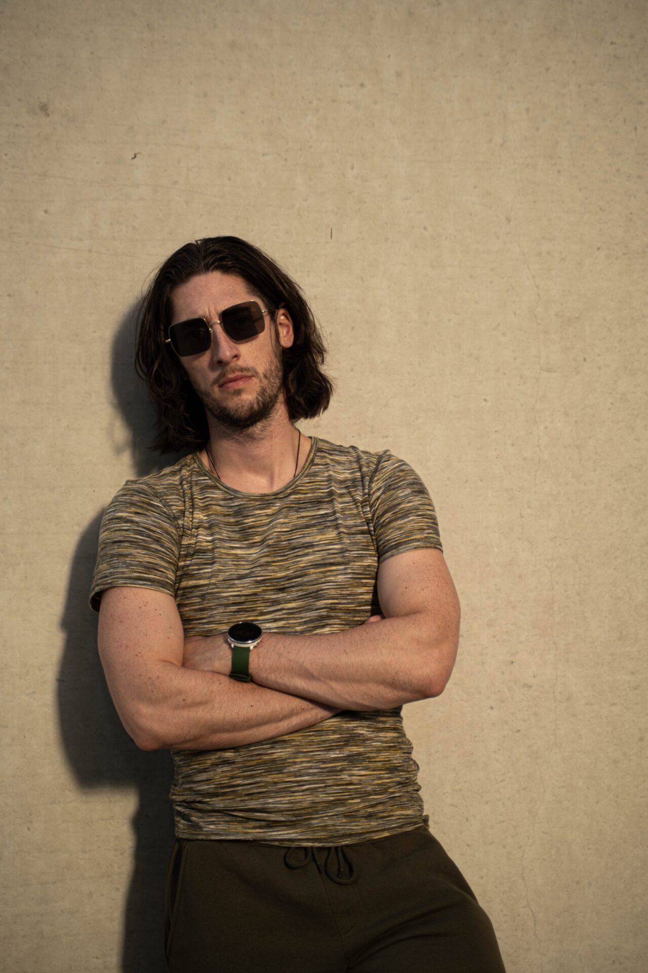 Man staat model voor straatshoot - gouden uurtje - Hasselt - stoere pose man - portretfotograaf
