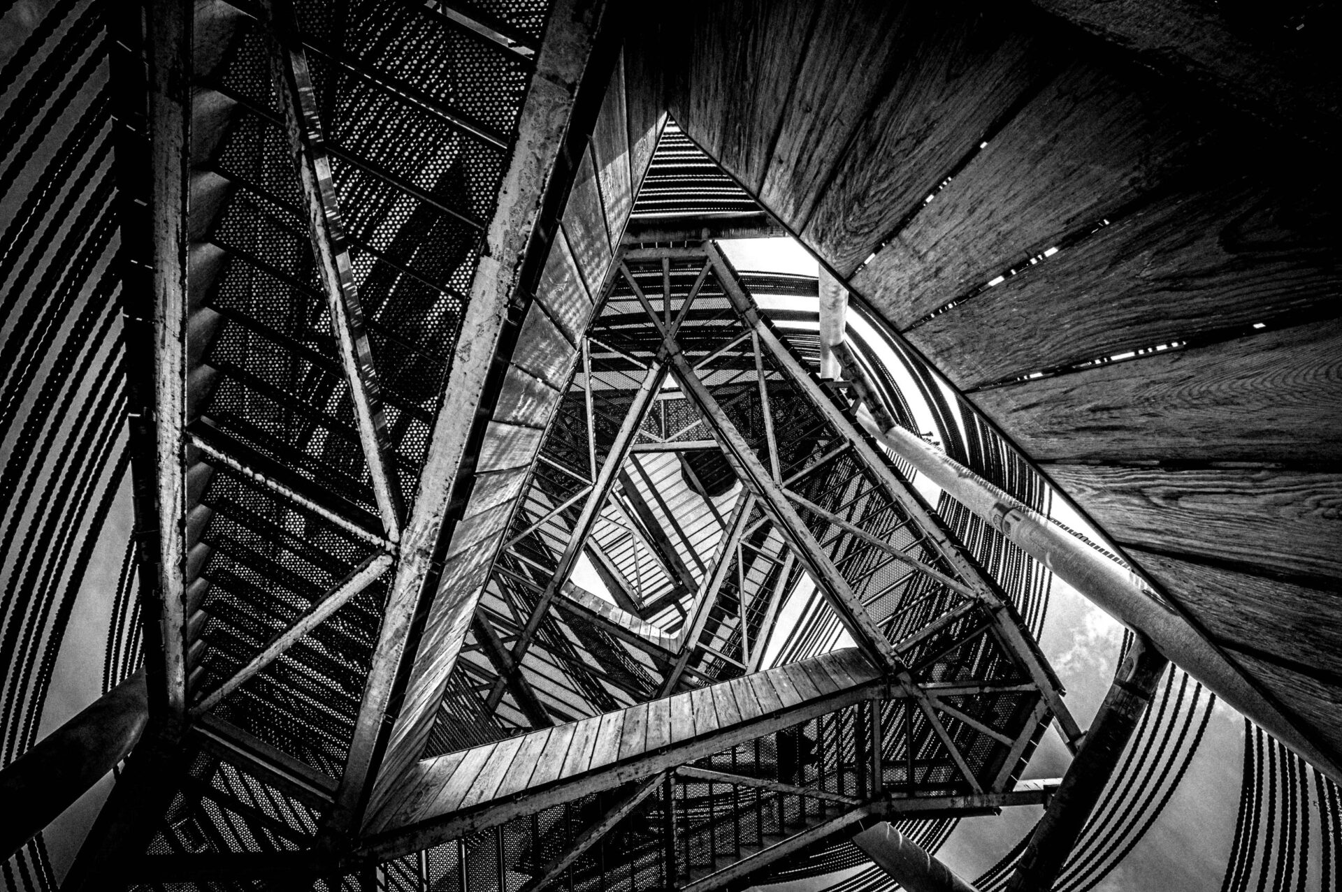 Uitkijktoren in Lommelse Sahara - abstracte foto - blik van onder