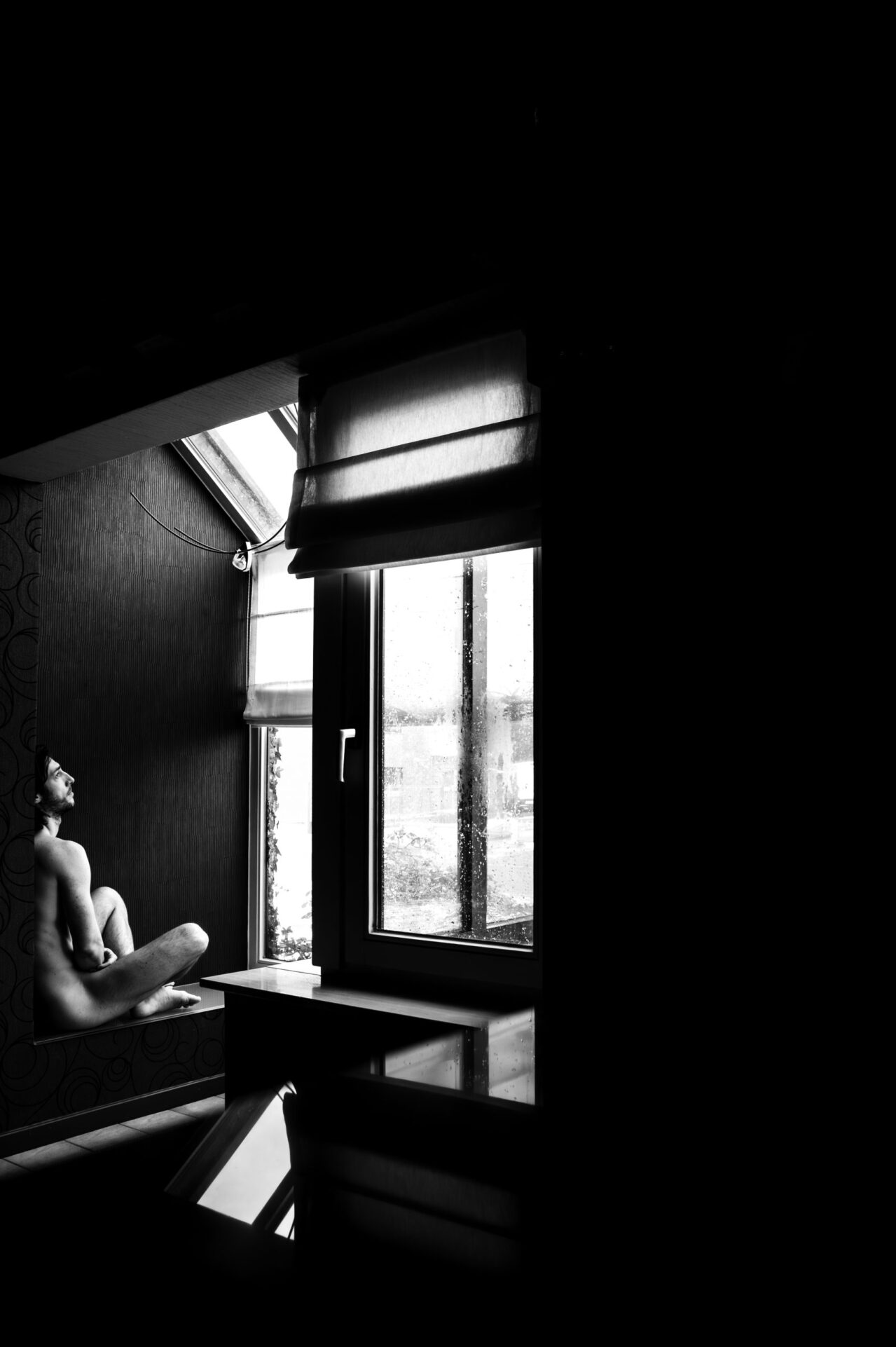 Lens op De Mens Fotowedstrijd - Pelt - Winnende foto - Thema Kwetsbaarheid - Man zit naakt voor raam zich klein voelend ten opzichte van de grote wereld