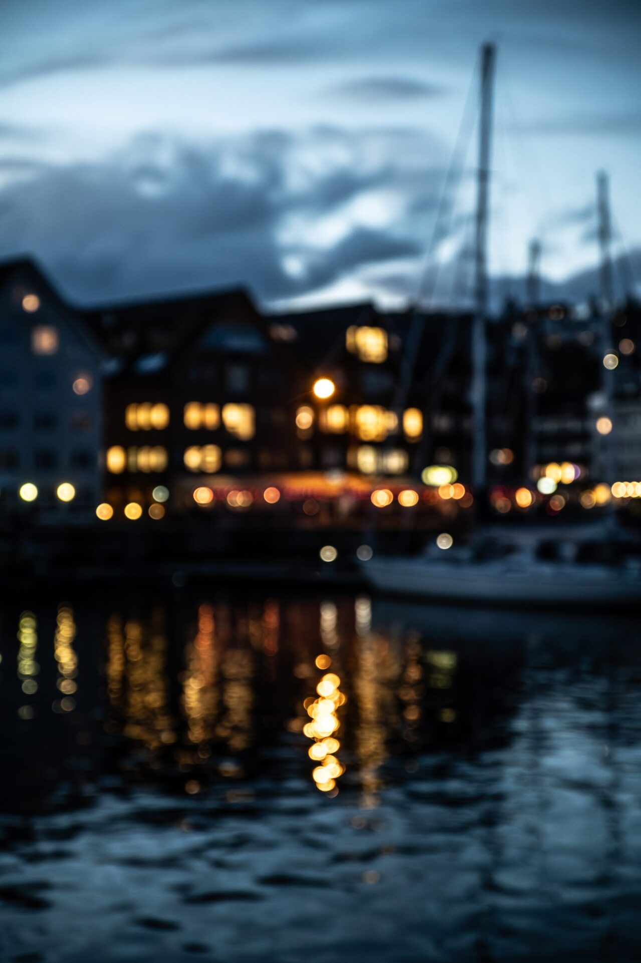 Sfeer in de haven van Tromso - hoofdstad van Noorwegen - blauwe uurtje - lichtjes - reflectie - zeilboot