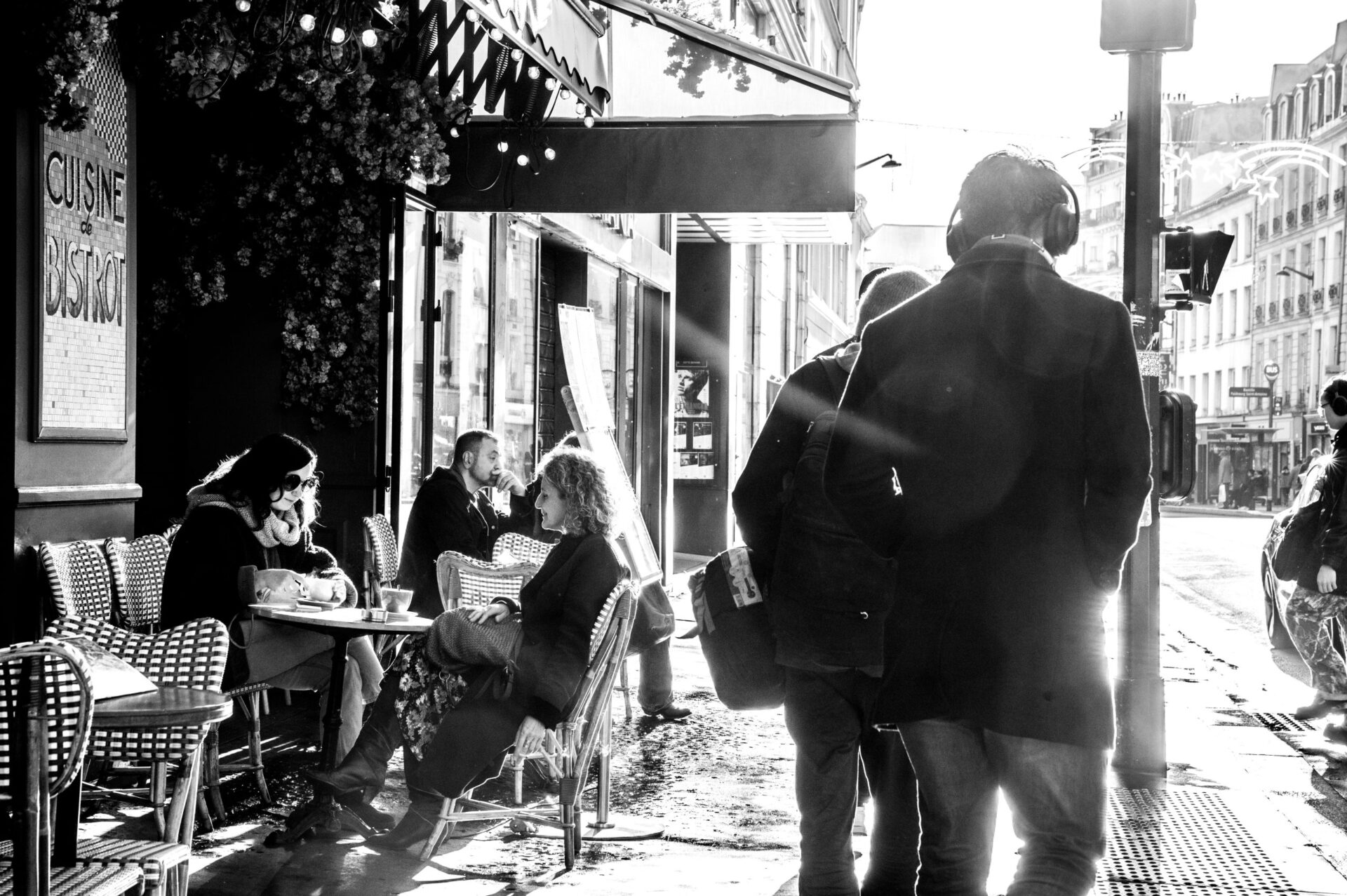 Parijs op een doordeweekse ochtend - café et croissant - zwart-wit fotografie