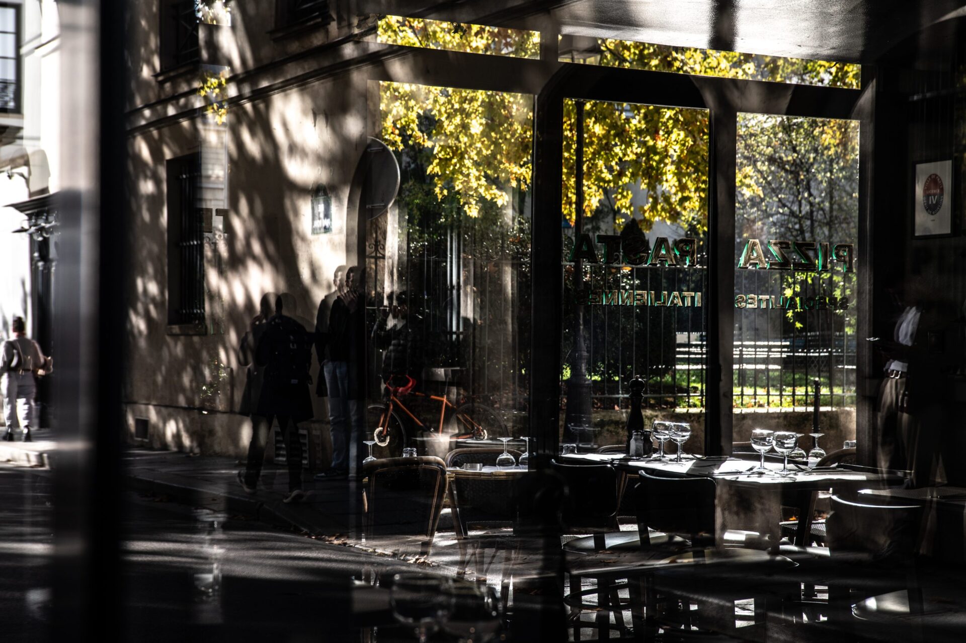 Pizzeria in Parijs - ochtendlicht - fotograferen in Parijs - Stilte in de stad - Bekende wijk Le Marais
