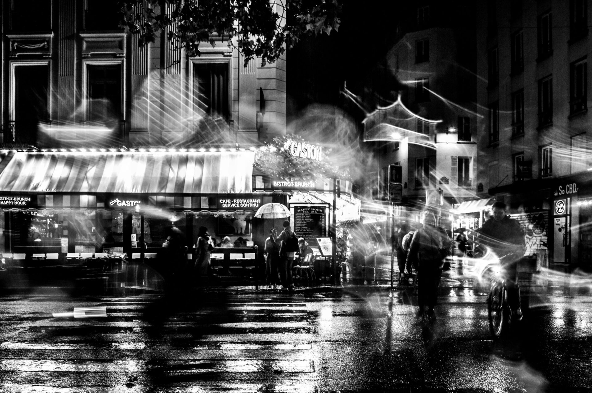 Foto van Parijs staatbeeld - zebrapad - cinematografische fotografie - filmscène - Le Marais - nachtfotografie