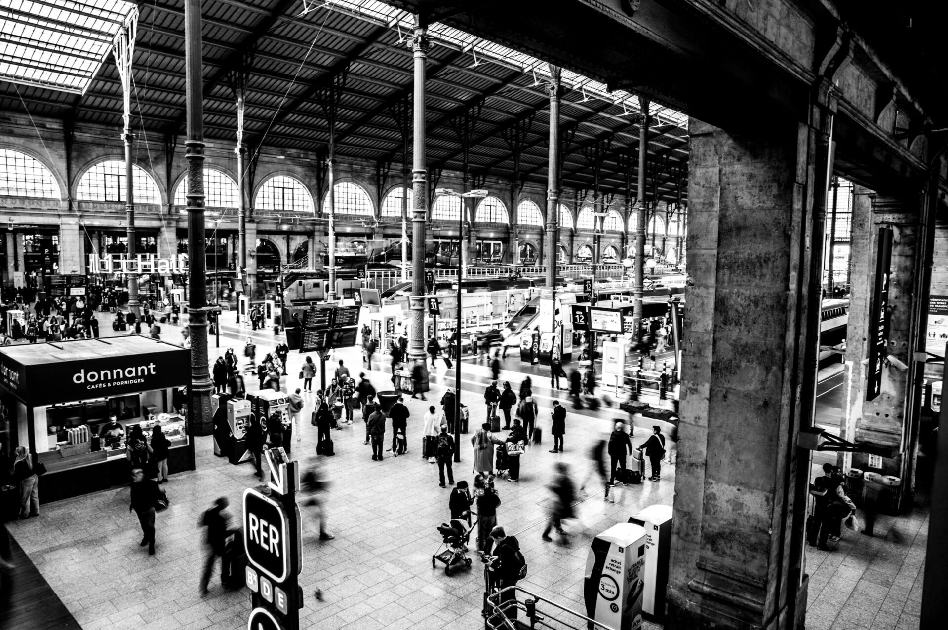 Gezellige drukte in het station van Parijs - prachtige architectuur