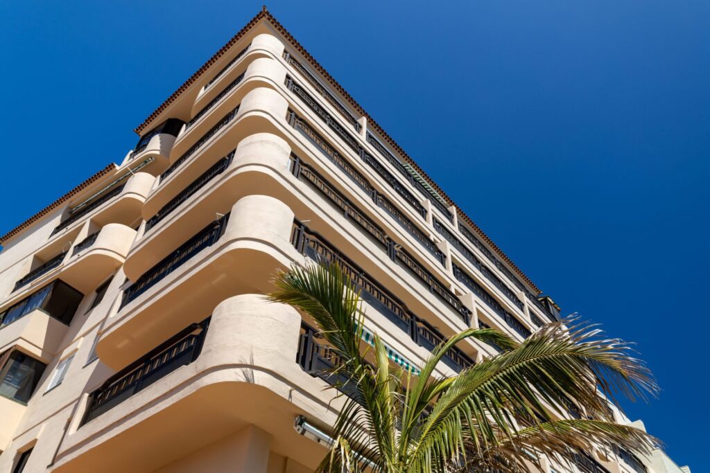 Architectuurfoto van typisch gebouw in Tenerife - blauwe lucht