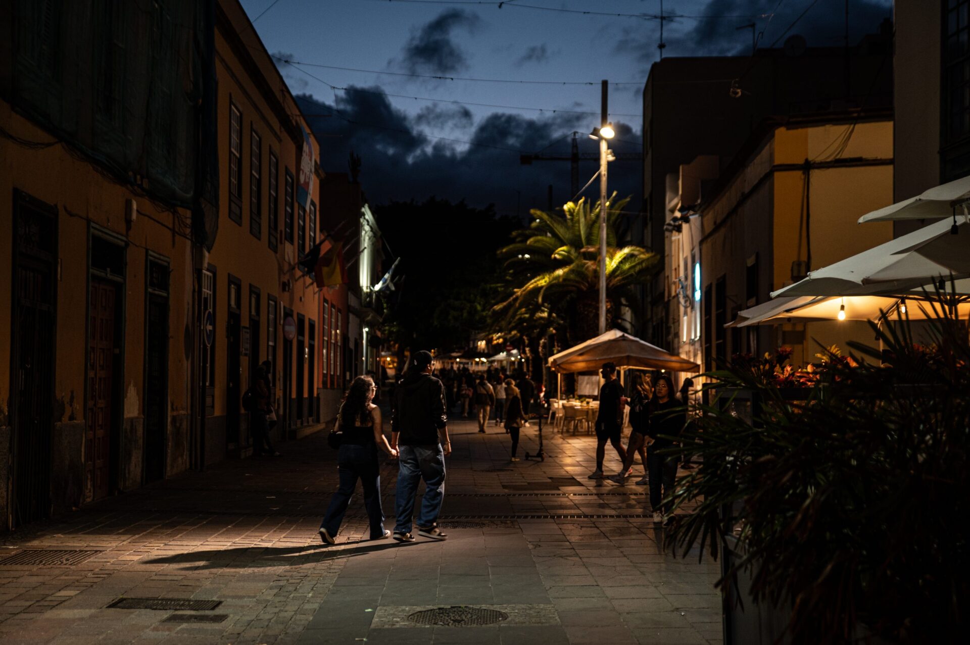 Straatfotograaf in Tenerife - koppel prachtig in beeld gebracht onder het licht van een lantaarn bij avondlicht - sfeervol - restaurants in Santa Cruz - palmbomen