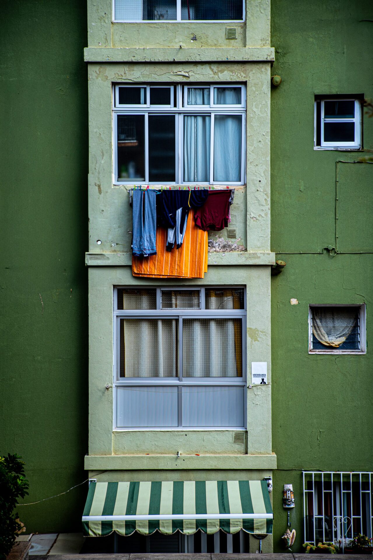 Oldscool foto van was die buitenhangt bij een groen typisch gebouw in Santa Cruz, hoofdstad van Tenerife - kuieren in de straten - enjoy the little things
